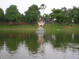 蓮池のブッダ像
