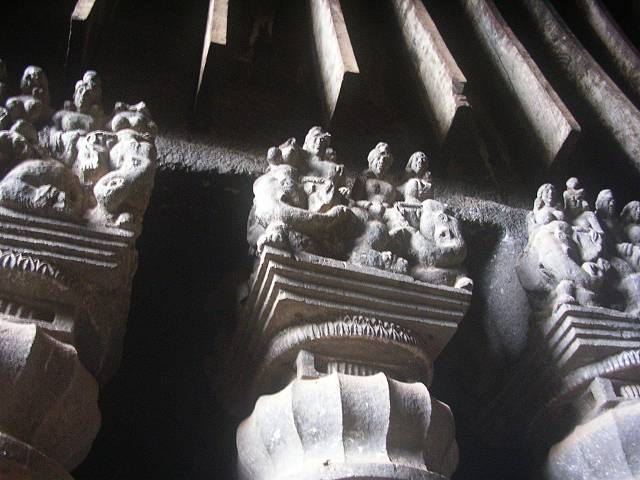 カルーラ石窟　列柱　頭部